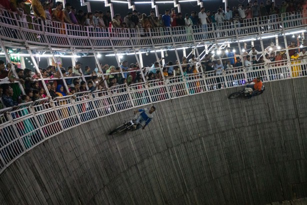 Foto - Ölümle burun buruna geliyorlar! 'Ölüm parkuru' yürekleri ağza getirdi