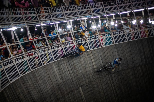 Foto - Ölümle burun buruna geliyorlar! 'Ölüm parkuru' yürekleri ağza getirdi