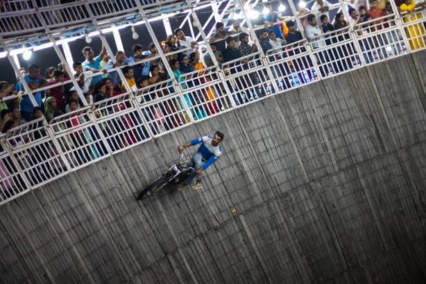 Foto - Ölümle burun buruna geliyorlar! 'Ölüm parkuru' yürekleri ağza getirdi