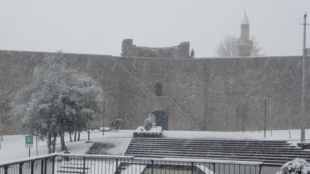 Foto - Ölümü göze alıp kar manzarası fotoğrafı çektiler