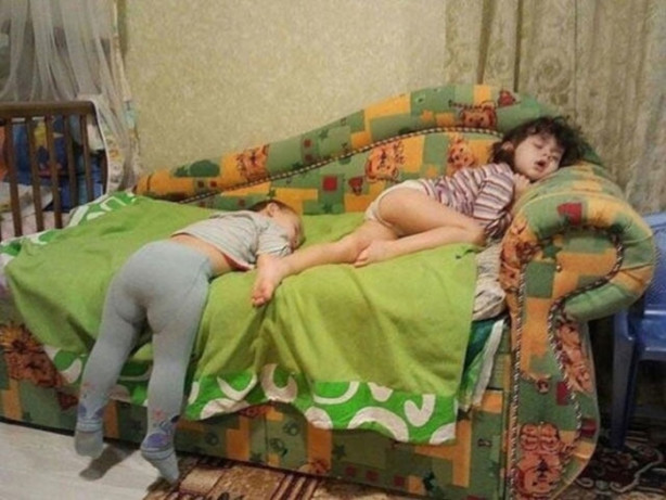 Foto - Olur olmadık yerlerde uyuyakalmış sevimli çocuklar