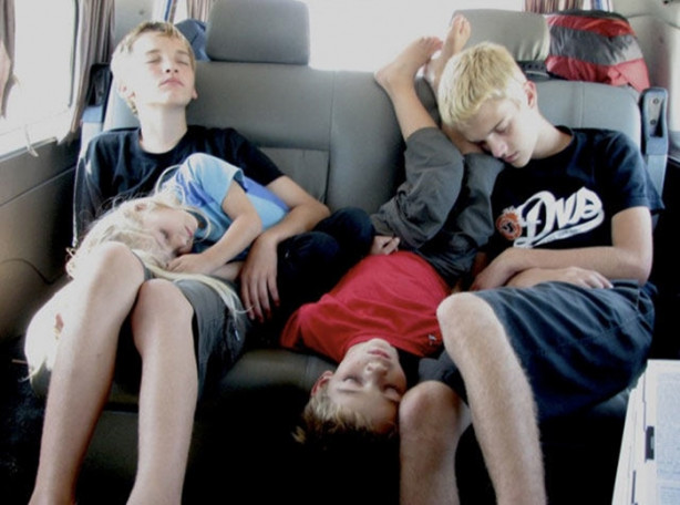 Foto - Olur olmadık yerlerde uyuyakalmış sevimli çocuklar