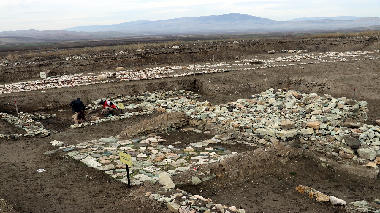 Foto - Oluz Höyük’te tarihi keşif: Friglerin gizemli kubaba tapınağı ortaya çıkarıldı!