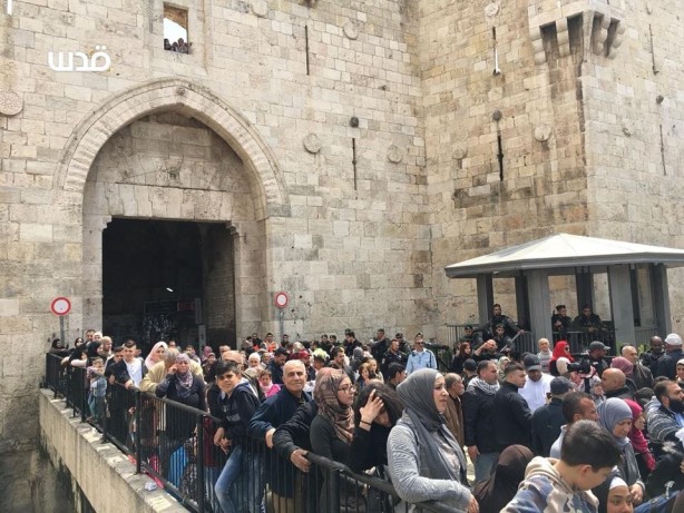 Foto - Onbinlerce Filistinli İsra ve Miraç yıl dönümü sebebiyle Mescidi Aksa'ya akın etti