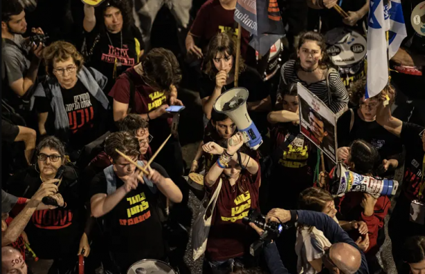 Foto - Onbinlerce İsrailli alınlarına S.O.S. yazarak Netanyahu’ya böyle isyan etti