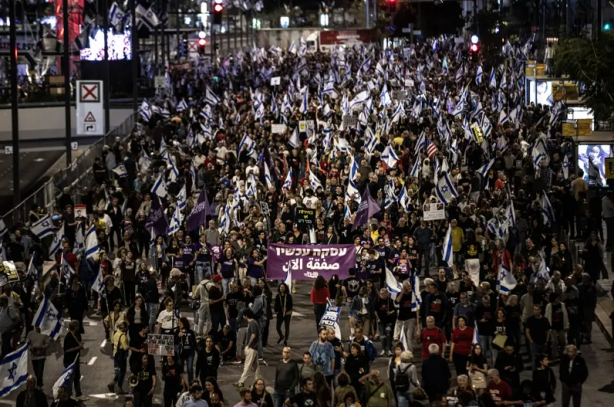 Foto - Onbinlerce İsrailli alınlarına S.O.S. yazarak Netanyahu’ya böyle isyan etti