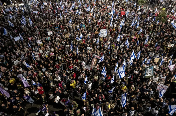 Foto - Onbinlerce İsrailli alınlarına S.O.S. yazarak Netanyahu’ya böyle isyan etti