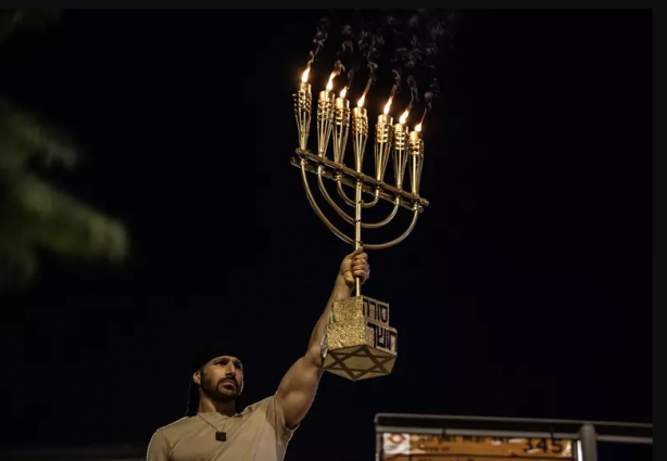 Foto - Onbinlerce İsrailli alınlarına S.O.S. yazarak Netanyahu’ya böyle isyan etti