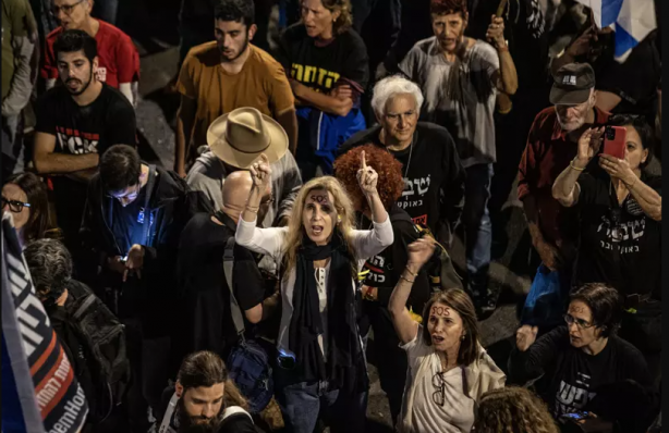 Foto - Onbinlerce İsrailli alınlarına S.O.S. yazarak Netanyahu’ya böyle isyan etti