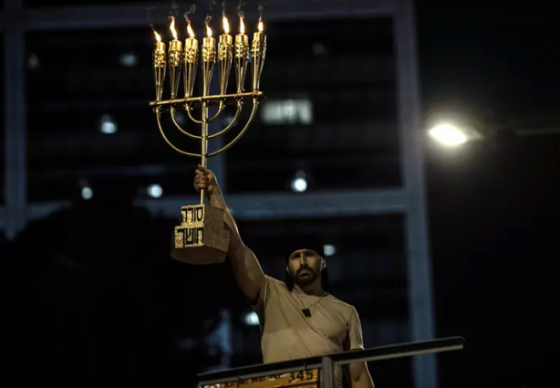 Foto - Onbinlerce İsrailli alınlarına S.O.S. yazarak Netanyahu’ya böyle isyan etti