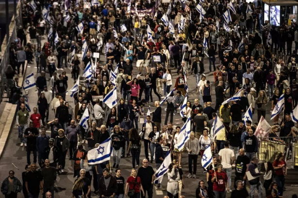 Onbinlerce İsrailli alınlarına S.O.S. yazarak Netanyahu’ya böyle isyan etti