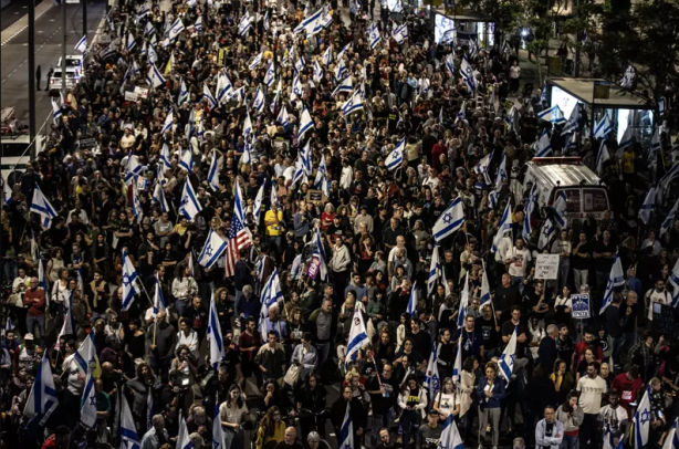 Foto - Onbinlerce İsrailli alınlarına S.O.S. yazarak Netanyahu’ya böyle isyan etti