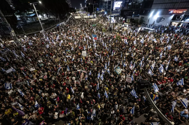 Foto - Onbinlerce İsrailli alınlarına S.O.S. yazarak Netanyahu’ya böyle isyan etti