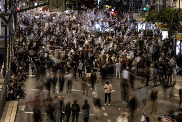 Foto - Onbinlerce İsrailli alınlarına S.O.S. yazarak Netanyahu’ya böyle isyan etti