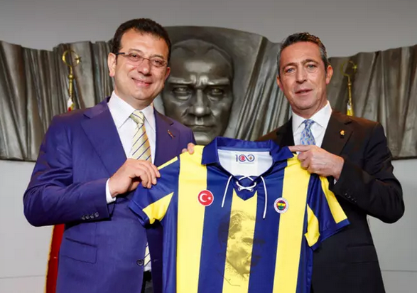 Foto - Önce bordo-mavili kravat sonra sarı-lacivert! Oy için bunu da yaptı! Bakalım daha neler yapacak?