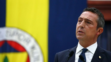 Önce bordo-mavili kravat sonra sarı-lacivert! Oy için bunu da yaptı! Bakalım daha neler yapacak?