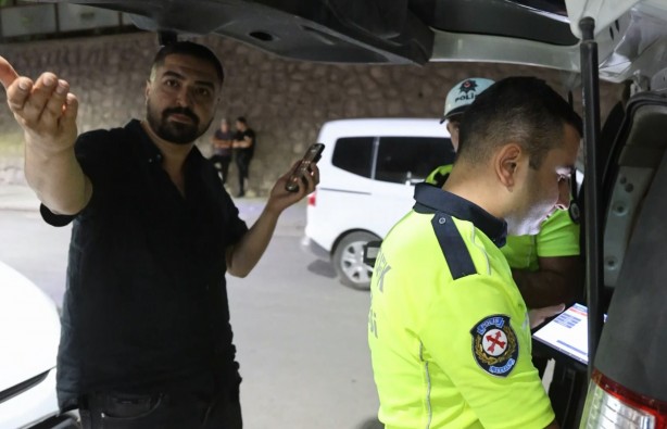 Önce "Görevin bu değil" dedi, bir başka uygulamada gazeteciyi tehdit etti