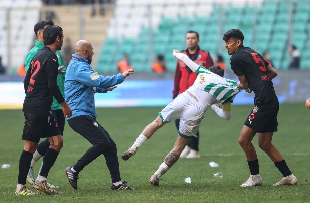 Önce Meler, sonra İstanbul şimdi de... Beyaz Grup’ta tarihi skandal: Bursaspor ve Diyarbekirspor maçında bunu da yaptılar!