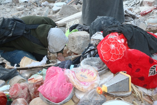 Foto - Önce savaş sonra deprem! Bu ailenin dramı yürekleri yaktı