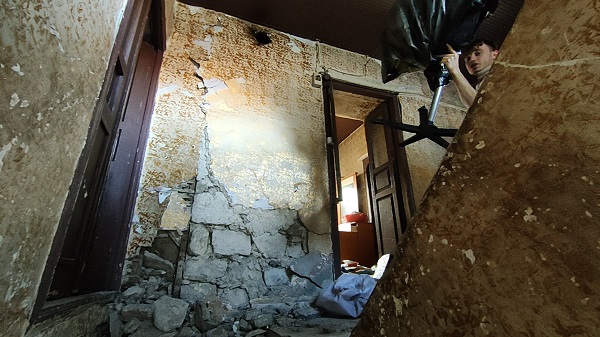 Foto - Önce savaş sonra deprem vurdu! Suriyeli genç evinden geriye kalanları böyle kurtardı