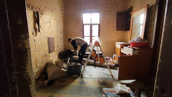 Foto - Önce savaş sonra deprem vurdu! Suriyeli genç evinden geriye kalanları böyle kurtardı