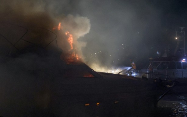 Foto - Önce yandı sonra battı! İstanbul'da feci gece