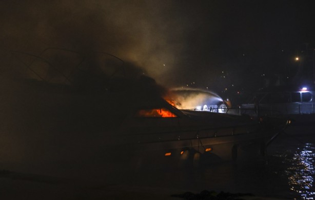 Foto - Önce yandı sonra battı! İstanbul'da feci gece