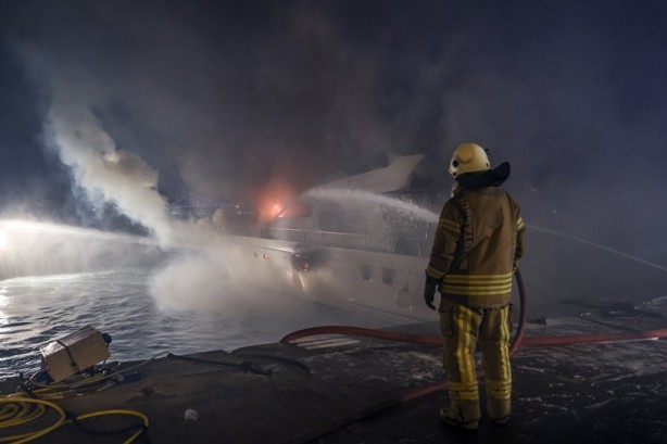 Foto - Önce yandı sonra battı! İstanbul'da feci gece