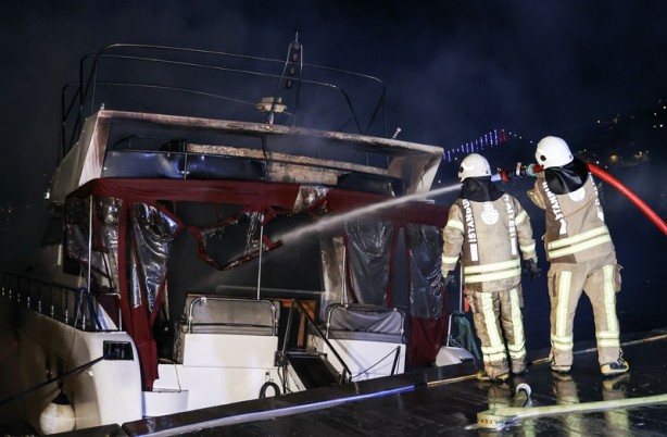 Foto - Önce yandı sonra battı! İstanbul'da feci gece