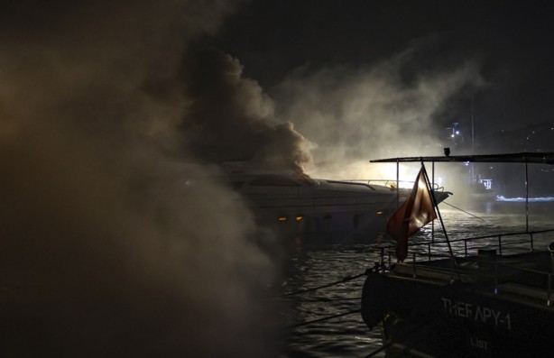 Foto - Önce yandı sonra battı! İstanbul'da feci gece