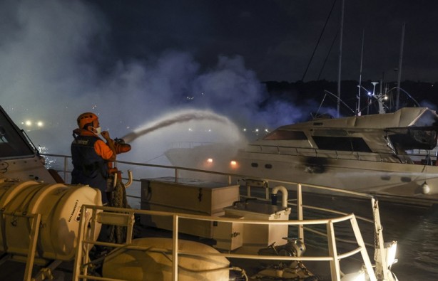 Foto - Önce yandı sonra battı! İstanbul'da feci gece
