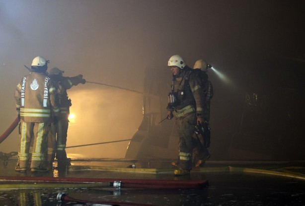 Foto - Önce yandı sonra battı! İstanbul'da feci gece