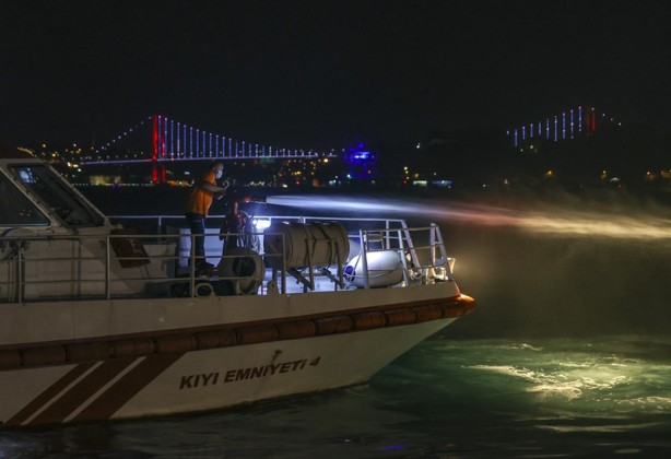 Foto - Önce yandı sonra battı! İstanbul'da feci gece
