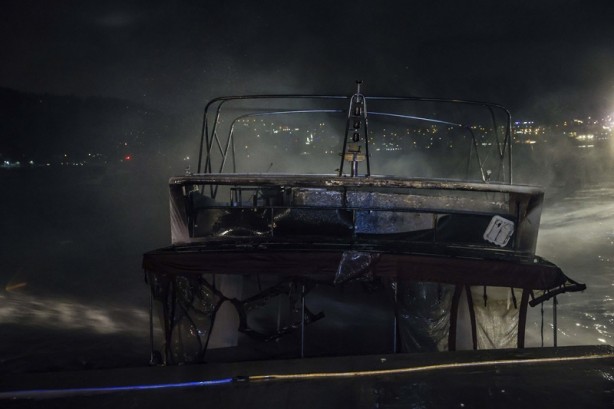 Foto - Önce yandı sonra battı! İstanbul'da feci gece