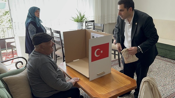 Foto - Onlar sandığa değil sandık onlara geldi
