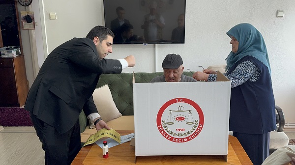 Foto - Onlar sandığa değil sandık onlara geldi