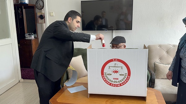 Foto - Onlar sandığa değil sandık onlara geldi