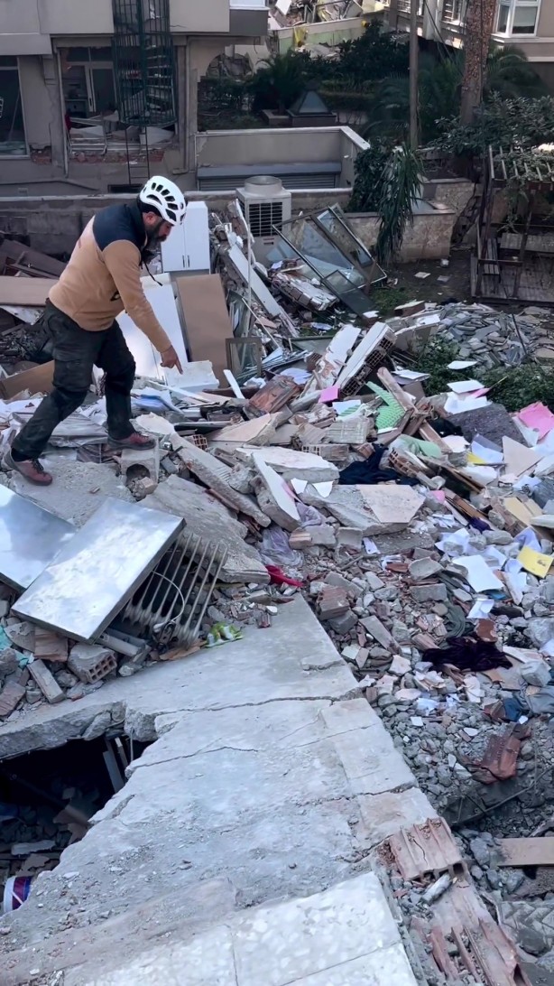 Foto - Onlara ‘Sadece AK Partilileri kurtarıyorlar’ diyenler utansın! Enkazda yürekleri parçalayan hassasiyet