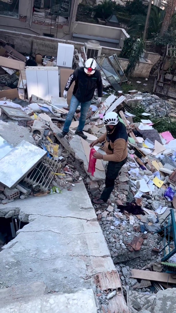 Foto - Onlara ‘Sadece AK Partilileri kurtarıyorlar’ diyenler utansın! Enkazda yürekleri parçalayan hassasiyet