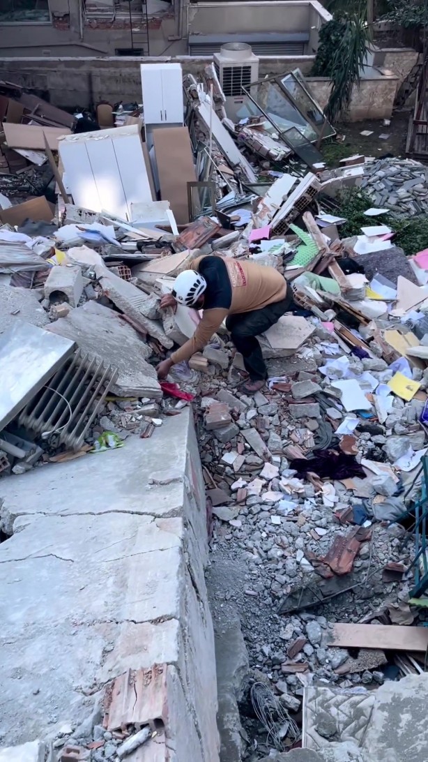 Foto - Onlara ‘Sadece AK Partilileri kurtarıyorlar’ diyenler utansın! Enkazda yürekleri parçalayan hassasiyet