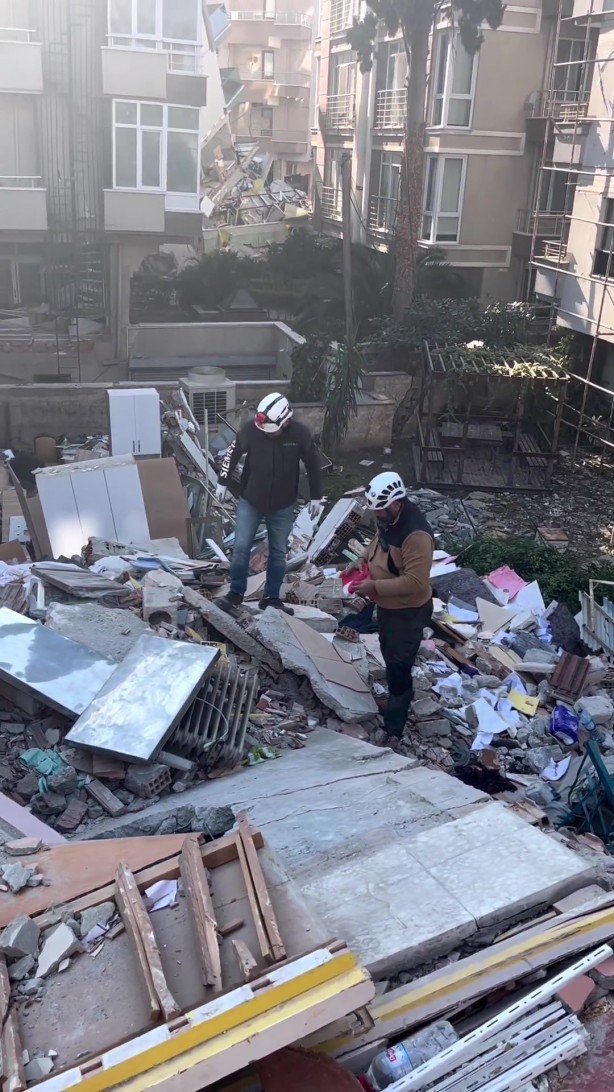 Foto - Onlara ‘Sadece AK Partilileri kurtarıyorlar’ diyenler utansın! Enkazda yürekleri parçalayan hassasiyet