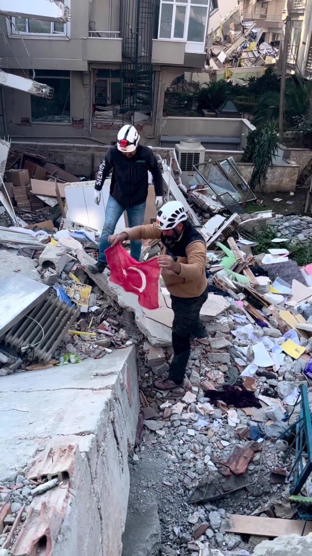 Onlara ‘Sadece AK Partilileri kurtarıyorlar’ diyenler utansın! Enkazda yürekleri parçalayan hassasiyet