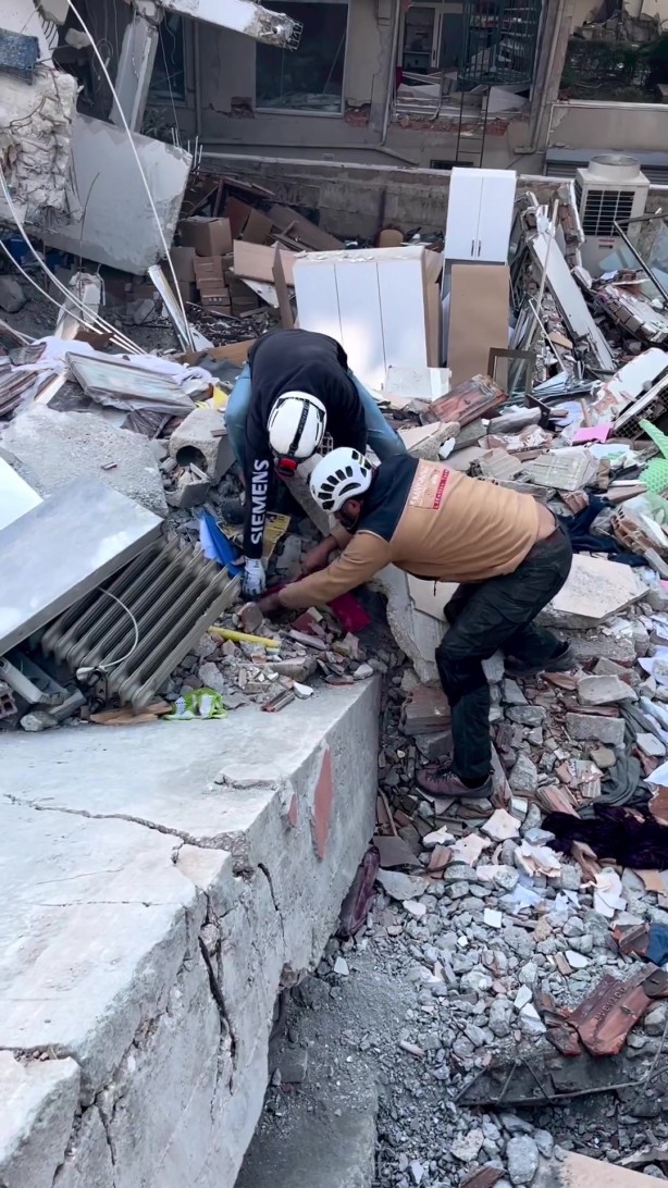 Foto - Onlara ‘Sadece AK Partilileri kurtarıyorlar’ diyenler utansın! Enkazda yürekleri parçalayan hassasiyet