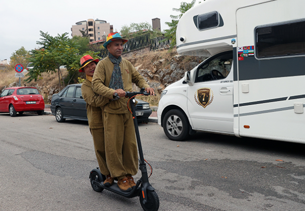 Onlarca ülkeden geçip Türkiye'nin kapısını çaldılar:! Güney Kore'den yola çıkan çift; Irak, Kuveyt ve Suudi Arabistan'a gidecek