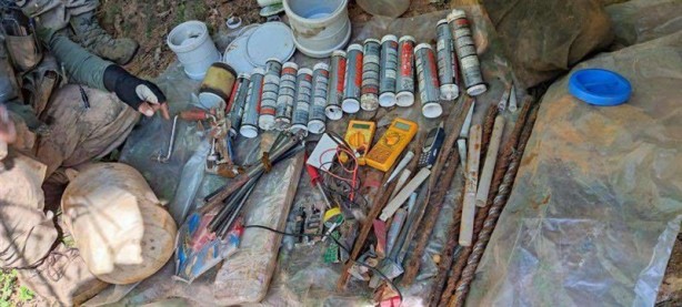 Foto - Operasyonda şoke eden görüntü! Toprağa gömülü terörist cesedi bulundu