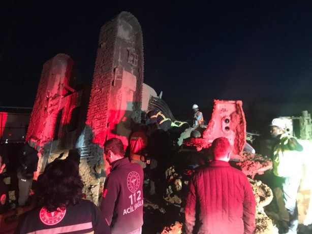 Foto - Operatör devrilen iş makinesinin kabininde sıkıştı