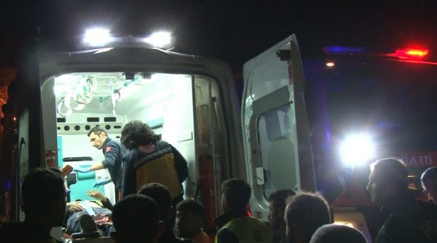 Foto - Operatör devrilen iş makinesinin kabininde sıkıştı