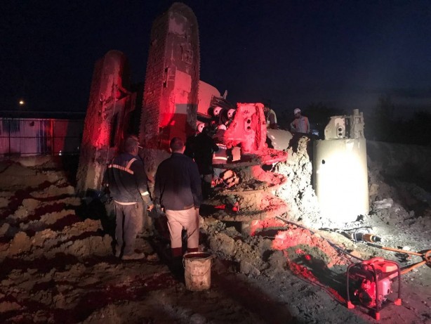 Foto - Operatör devrilen iş makinesinin kabininde sıkıştı