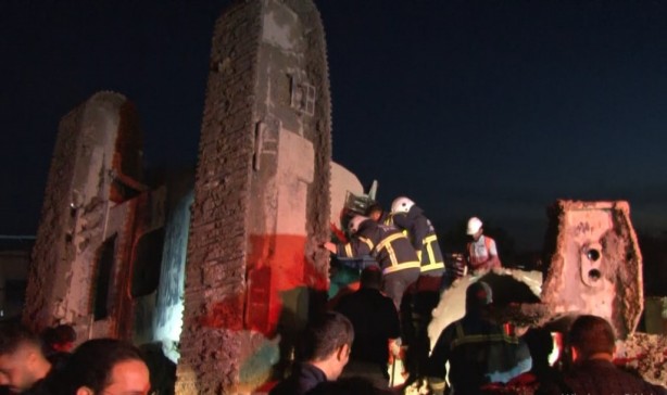 Foto - Operatör devrilen iş makinesinin kabininde sıkıştı