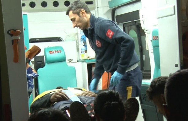 Operatör devrilen iş makinesinin kabininde sıkıştı